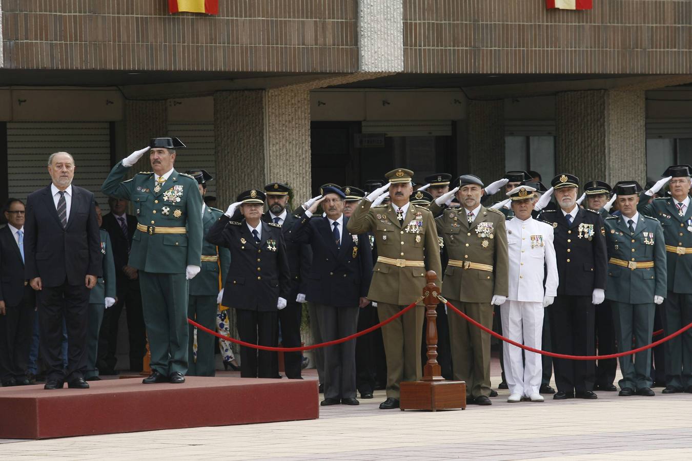 La Guardia Civil de Oviedo honra a la Virgen del Pilar