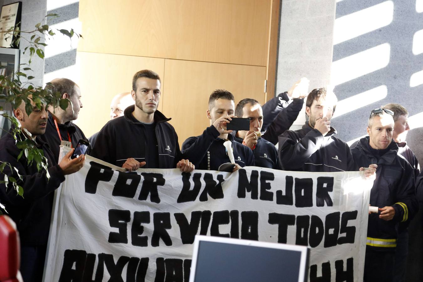 Los bomberos de Asturias protestan por la falta de medios