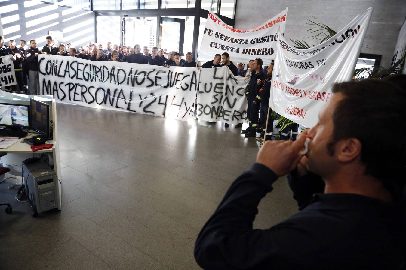 Los bomberos de Asturias protestan por la falta de medios