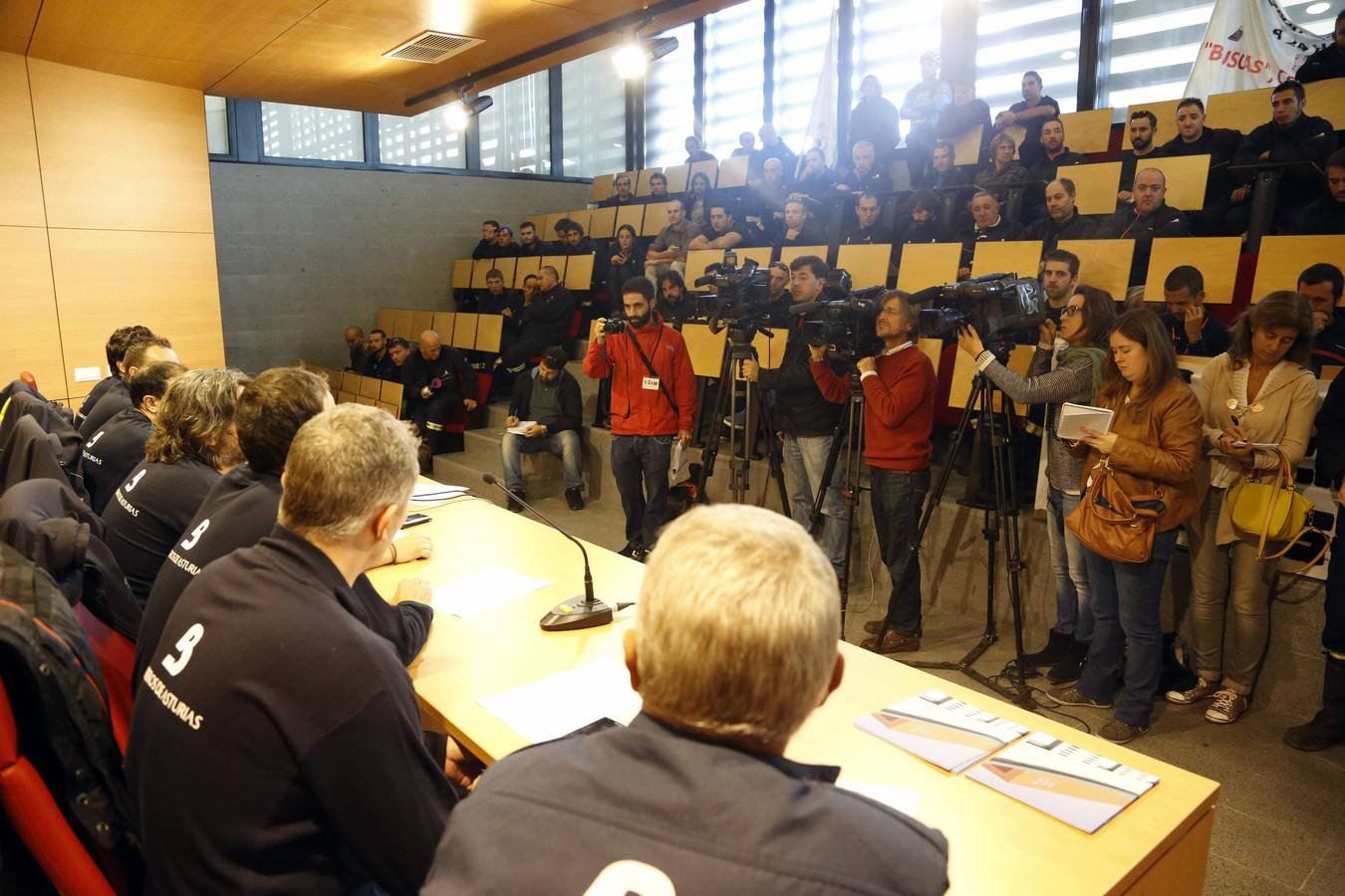 Los bomberos de Asturias protestan por la falta de medios