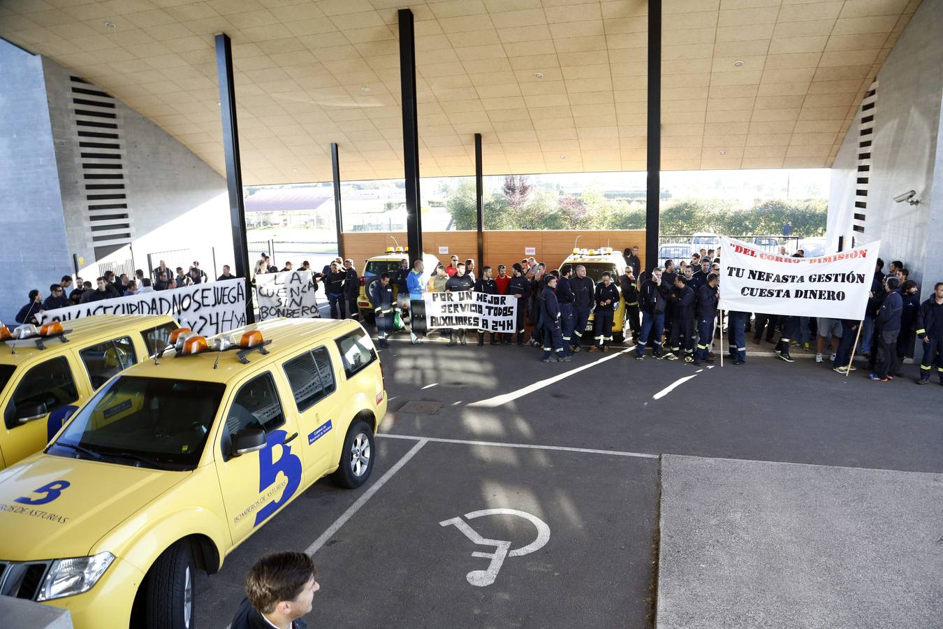 Los bomberos de Asturias protestan por la falta de medios