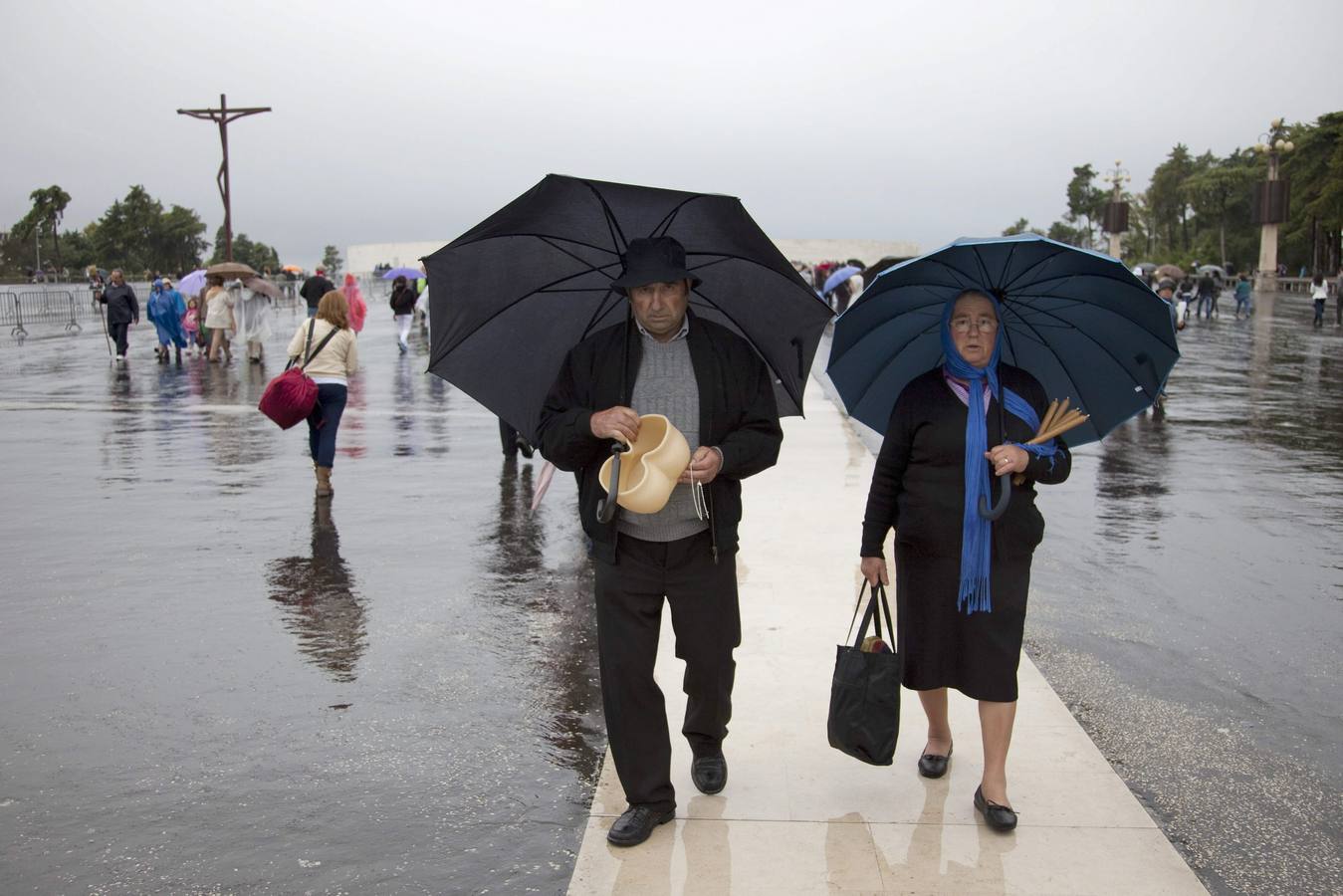 Miles de peregrinos acuden al Santuario de Fátima en Portugal