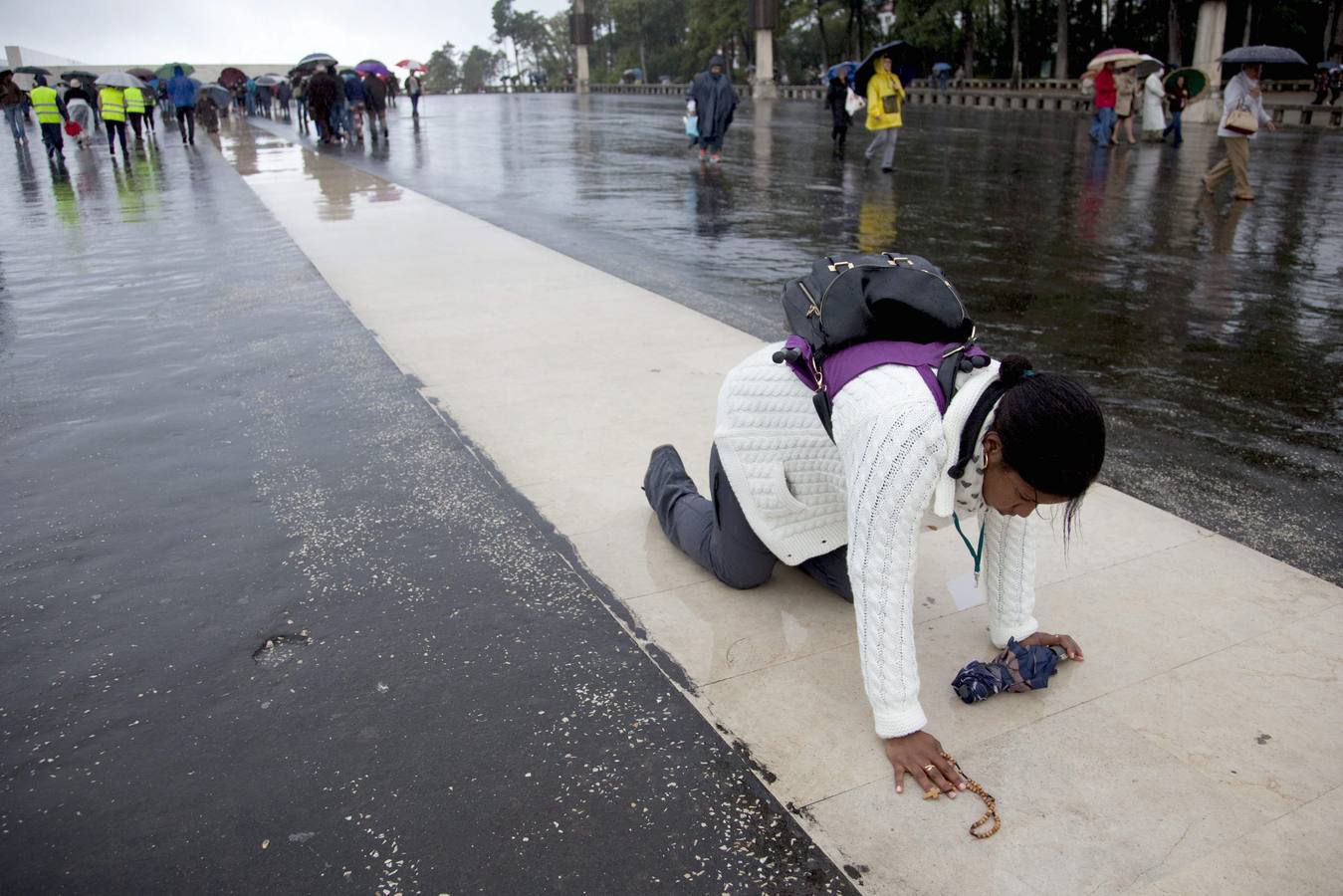 Miles de peregrinos acuden al Santuario de Fátima en Portugal