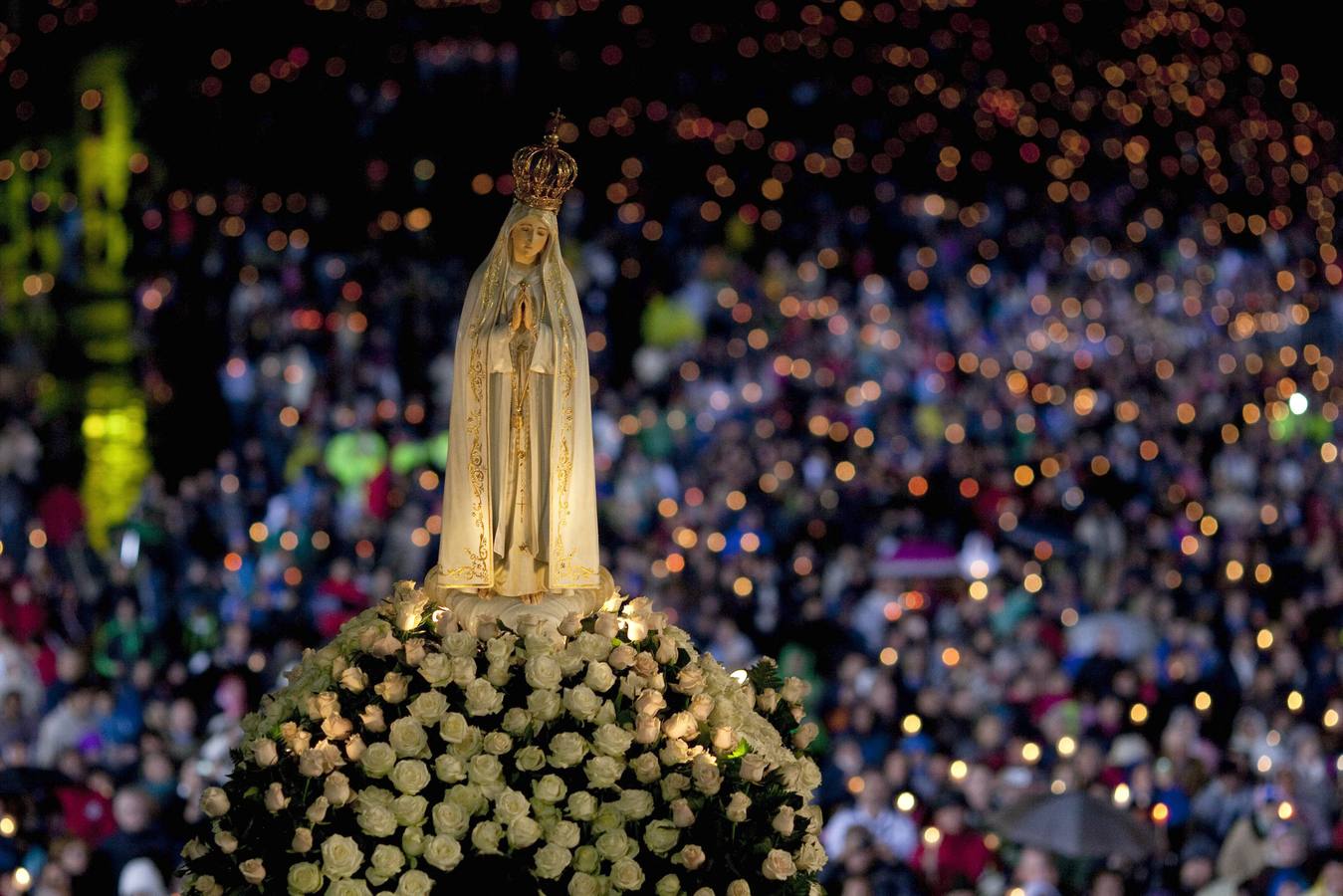 Miles de peregrinos acuden al Santuario de Fátima en Portugal