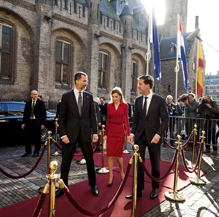 Duelo de estilo entre las Reinas Letizia y Máxima en la visita de los Reyes de España a Holanda