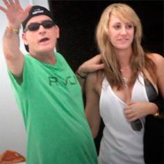 Brett Rossi y Charlie Sheen, un año loco