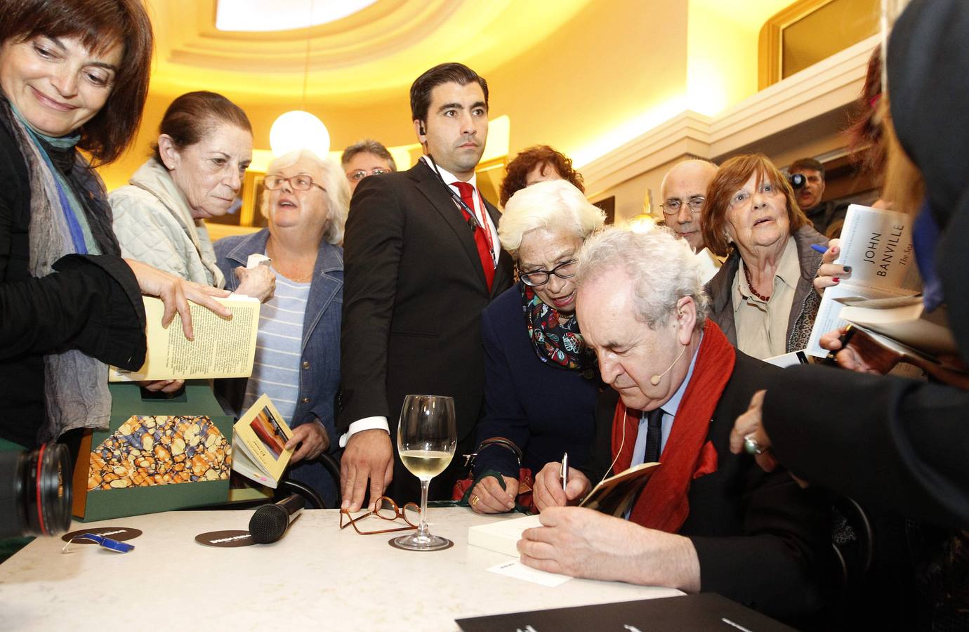 John Banville causa expectación en Gijón