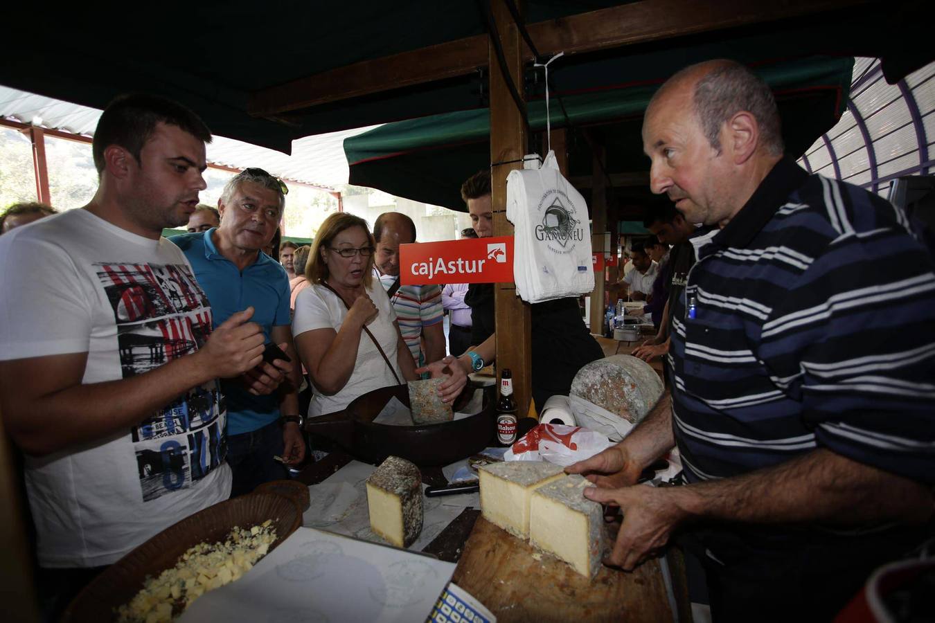 Certamen del queso Gamonéu en Benia de Onís