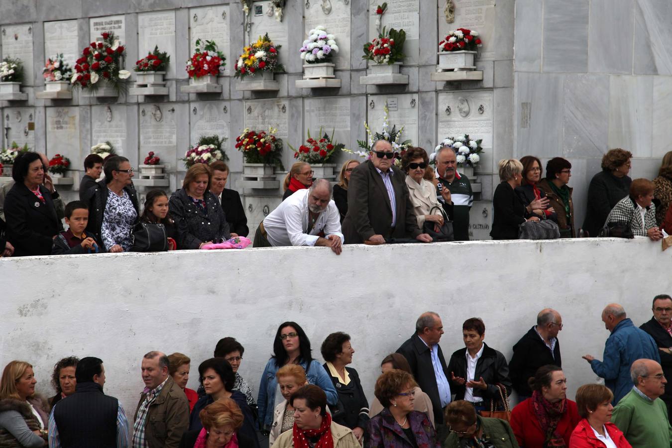 Los cementerios avilesinos se llenan de fieles para honrar a los difuntos