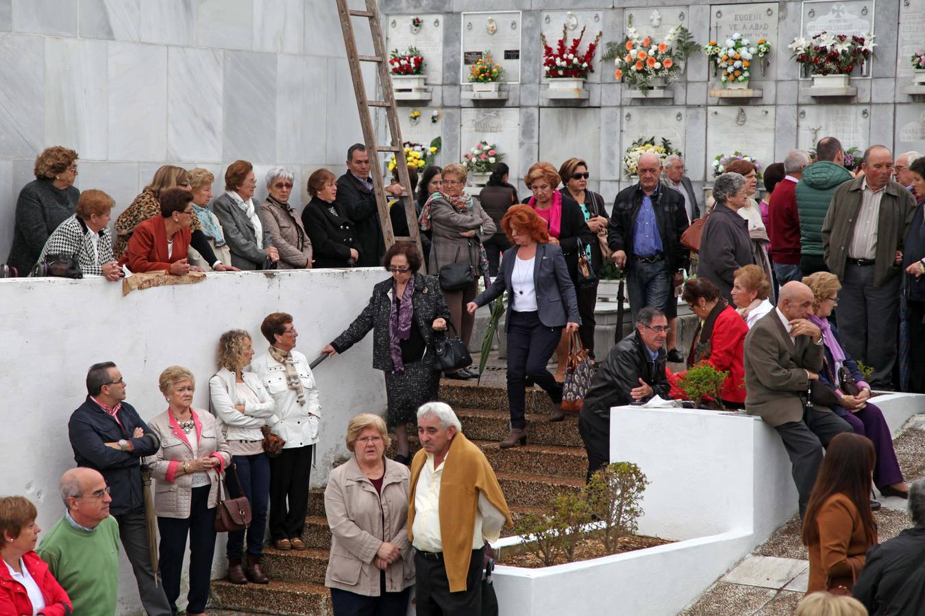 Los cementerios avilesinos se llenan de fieles para honrar a los difuntos