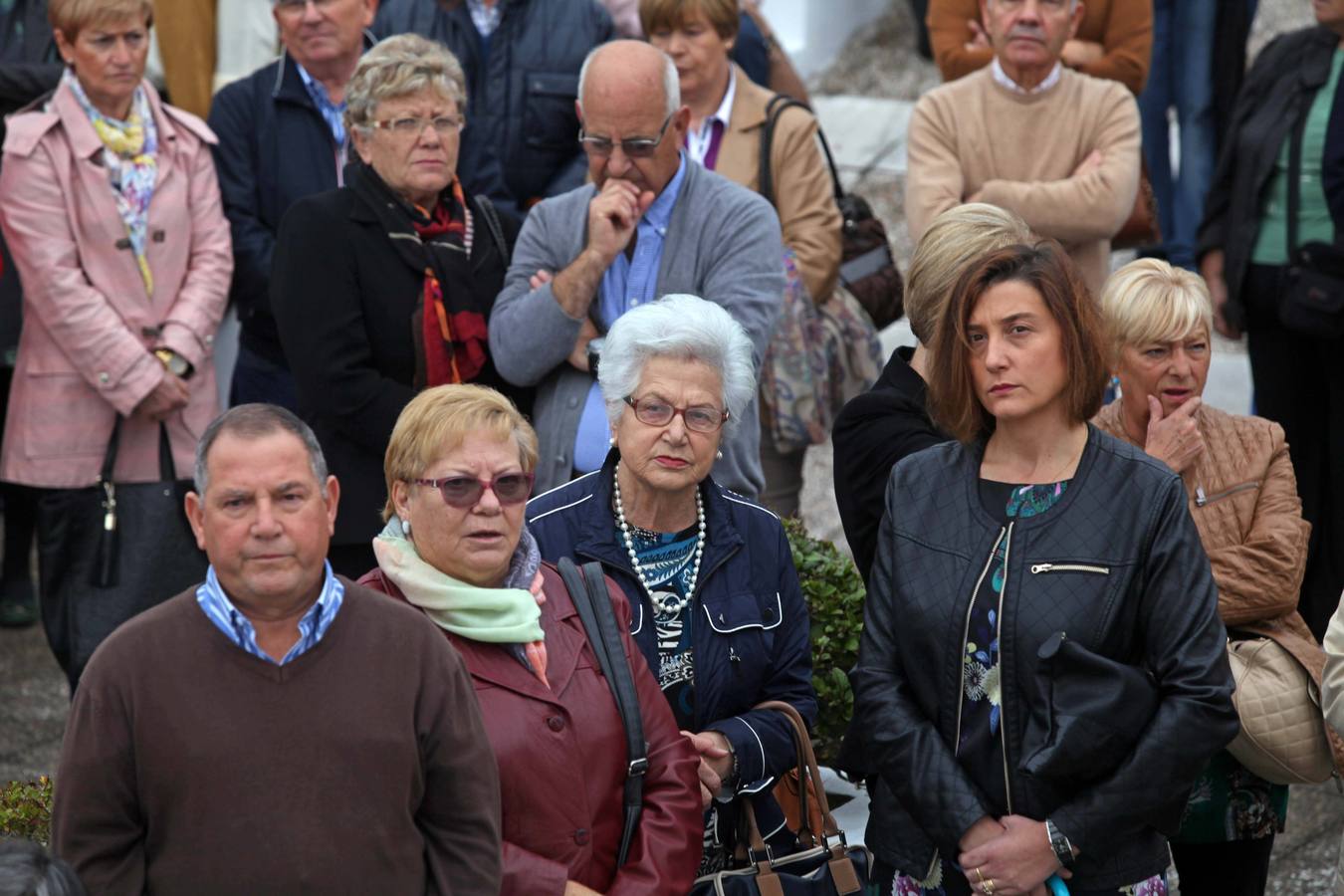 Los cementerios avilesinos se llenan de fieles para honrar a los difuntos