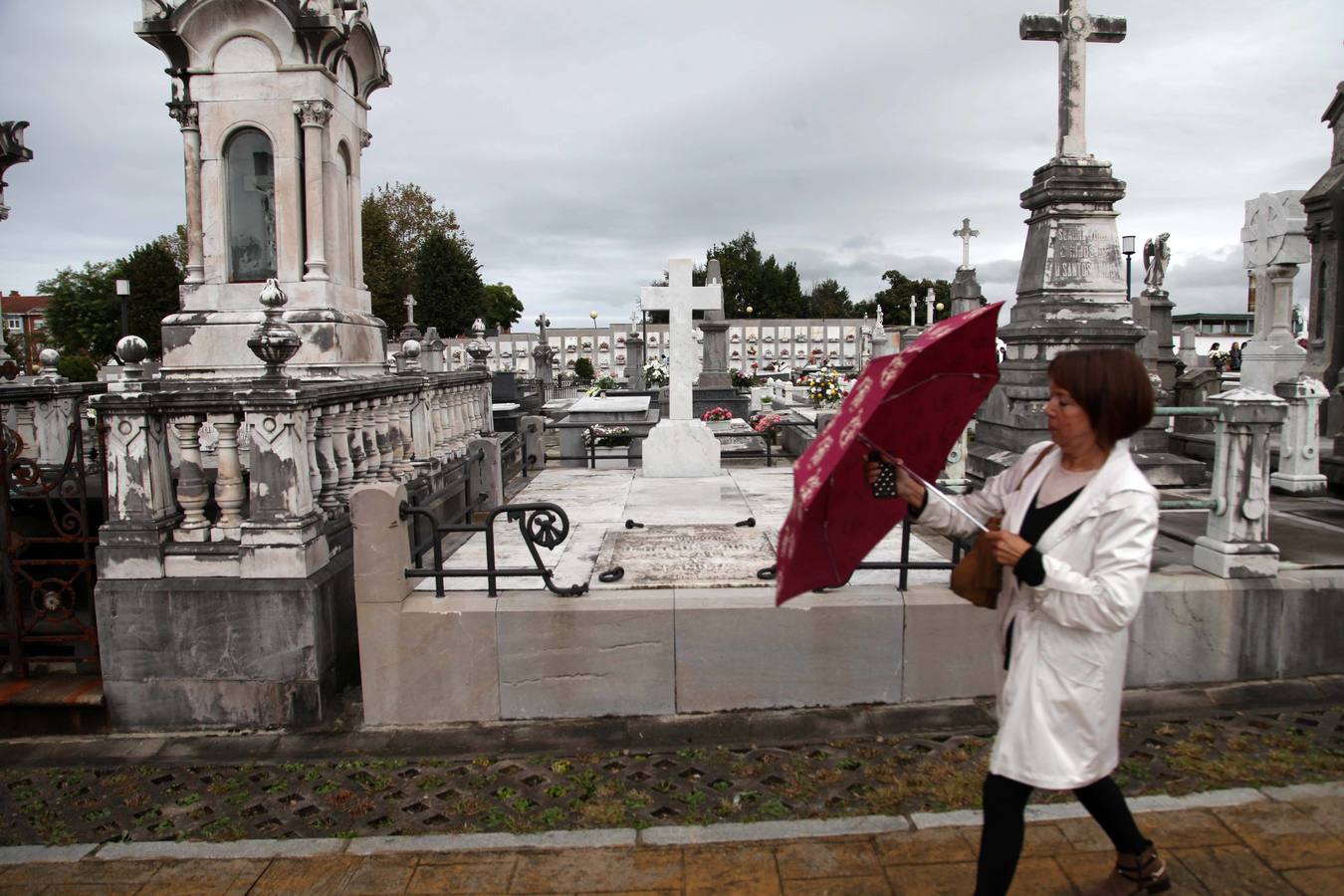 Los cementerios avilesinos se llenan de fieles para honrar a los difuntos