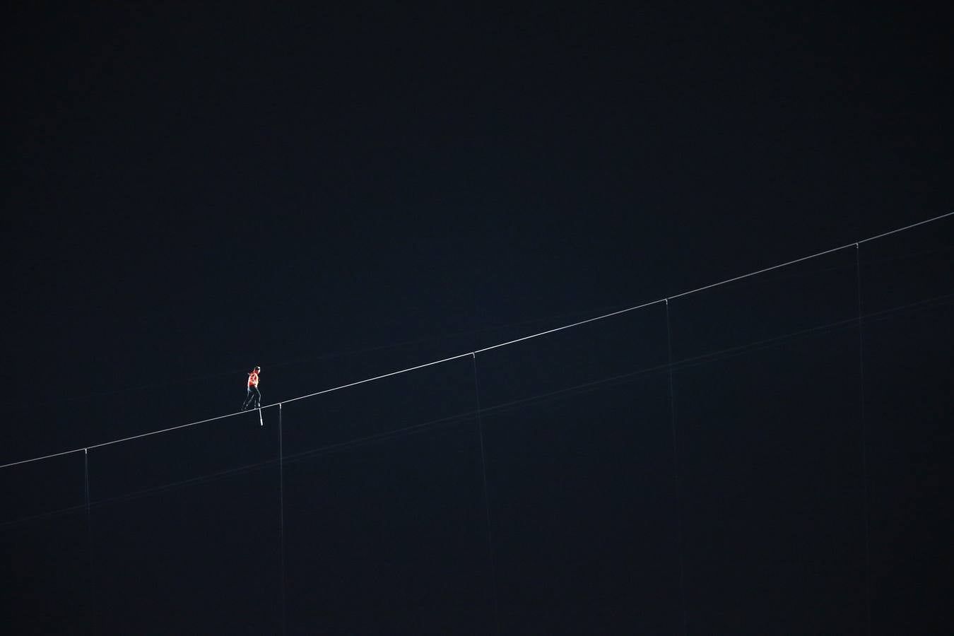 Nik Wallenda camina entre dos rascacielos con los ojos vendados