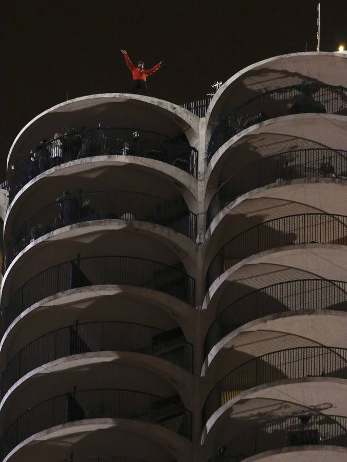 Nik Wallenda camina entre dos rascacielos con los ojos vendados