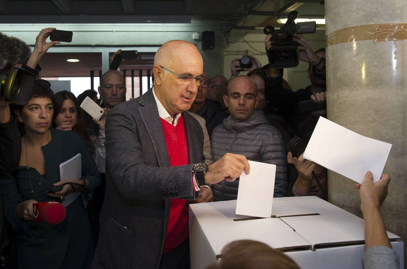 El presidente de Unió Democrática de Catalunya (UDC), Josep Antoni Duran Lleida, deposita su papeleta en la Escola Orlandai de Barcelona.