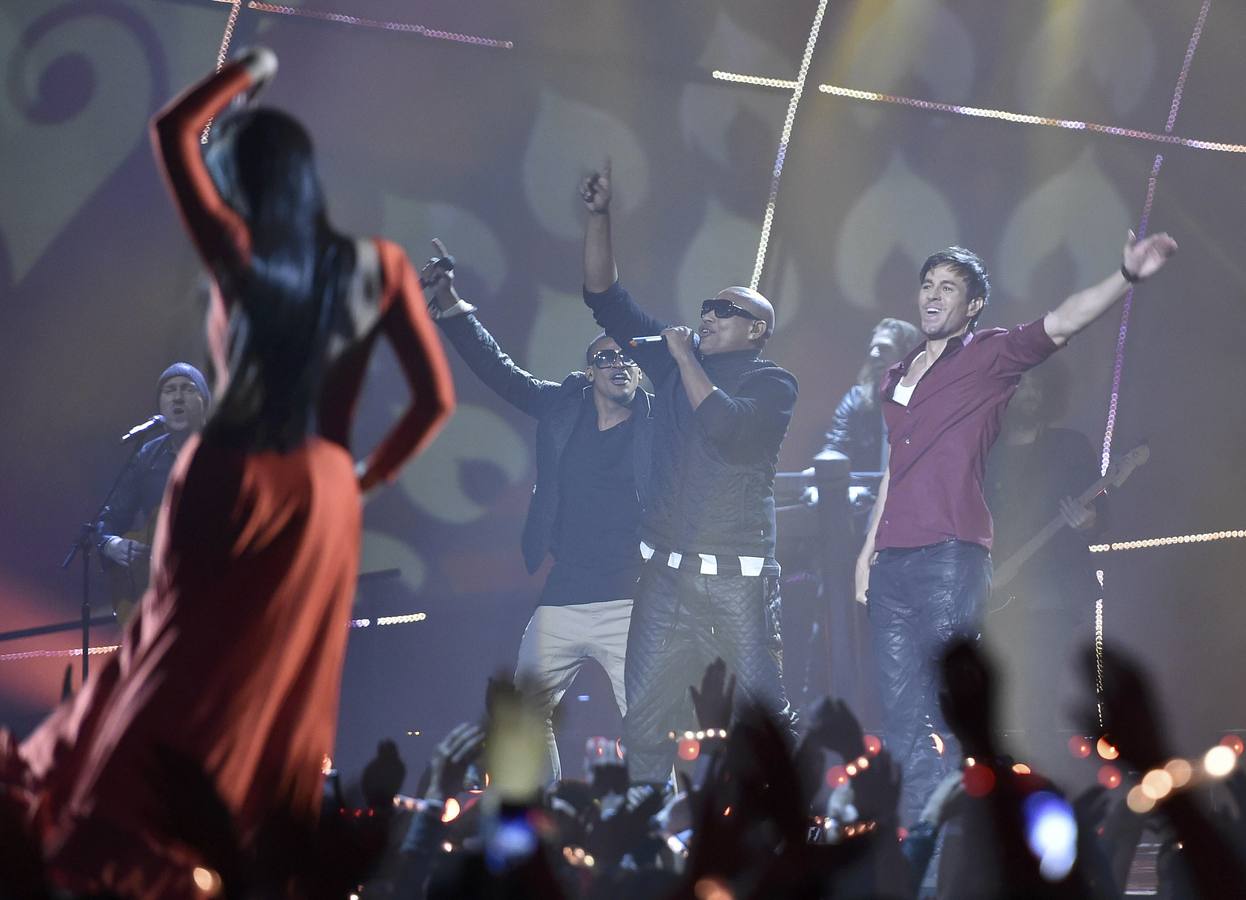 Enrique Iglesias actúa durante la ceremonia.