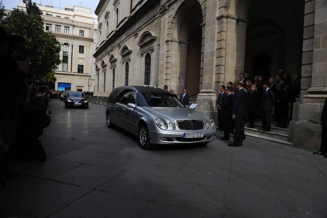 El coche fúnebre, a su llegada al Ayuntamiento de Sevilla. 