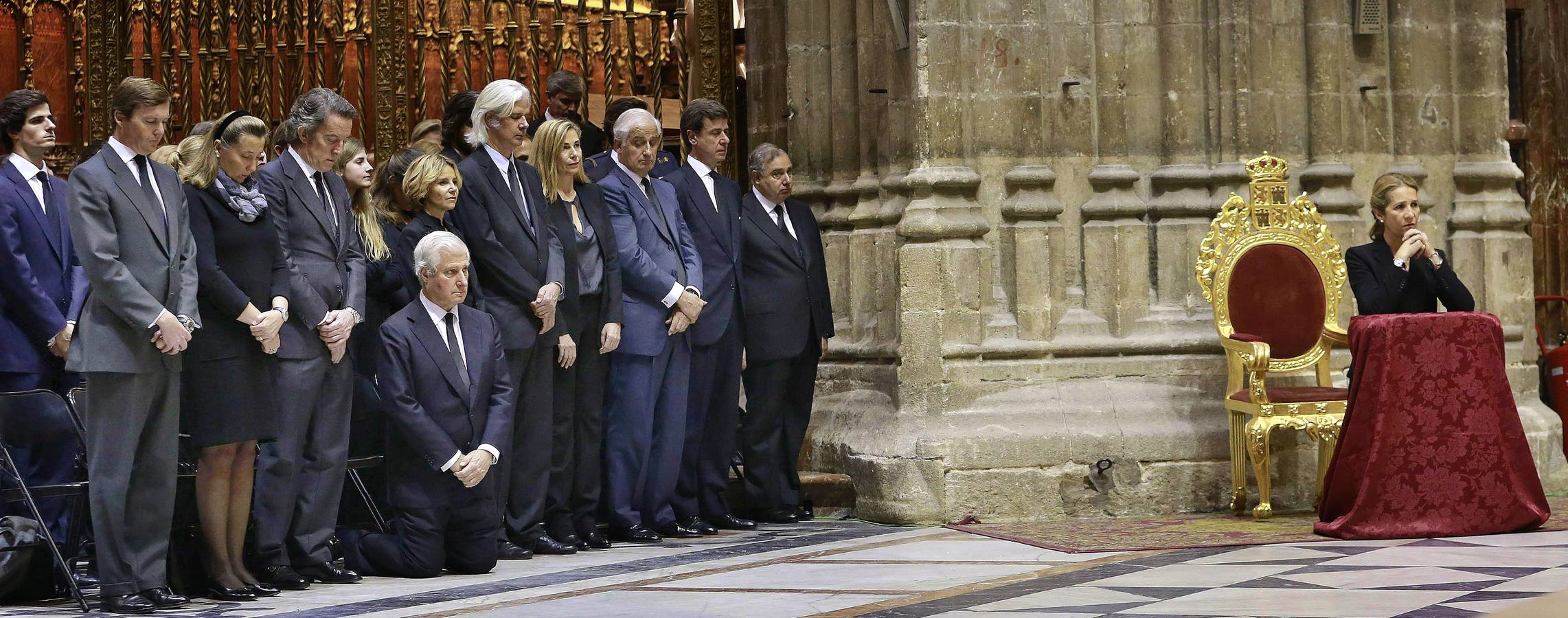 Adiós a la duquesa de Alba. Su familia, durante la misa en la catedral.