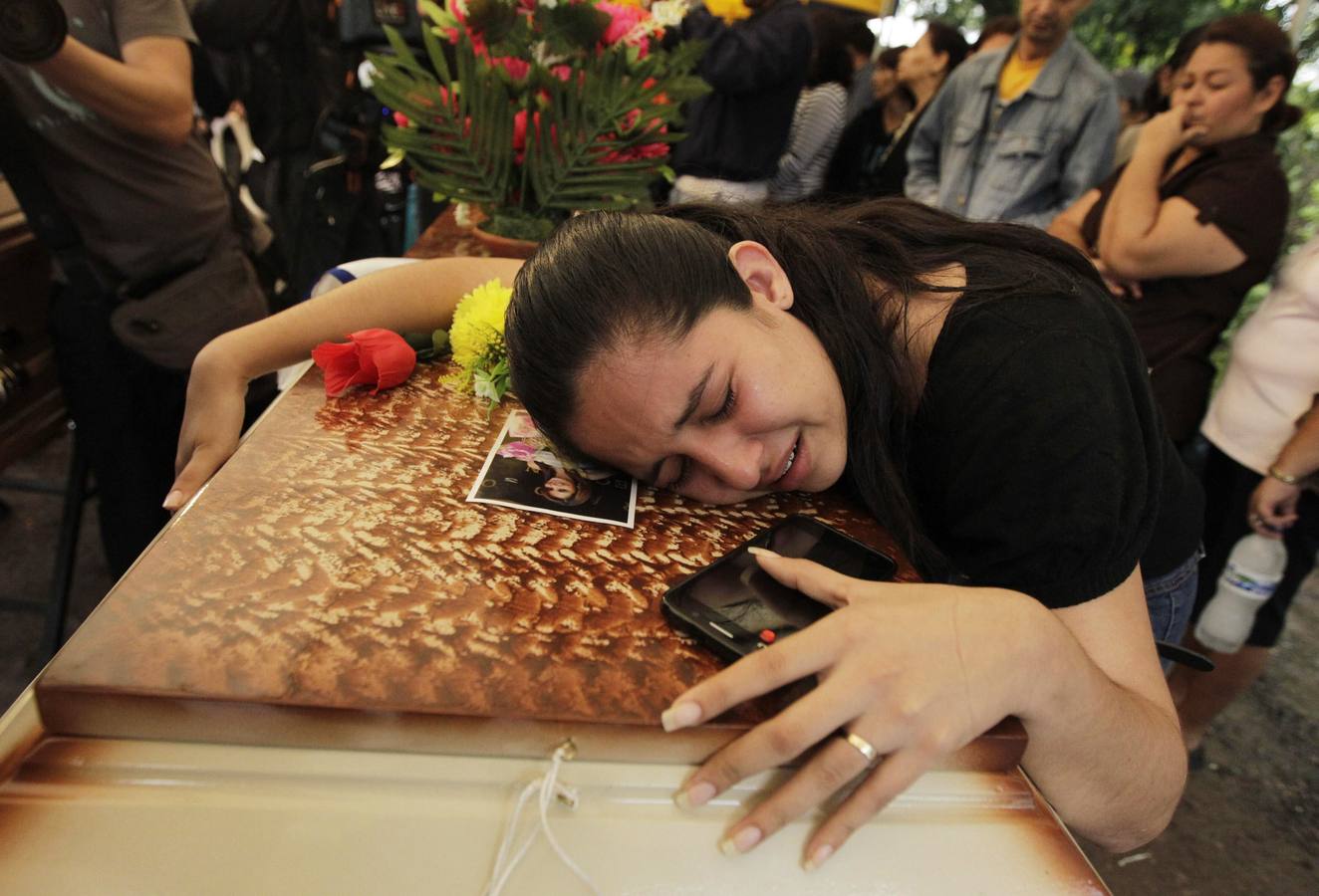 Lágrimas por una miss. Una joven llora sobre el féretro de María José Alvarado, miss Honduras, asesinada junto a su hermana.