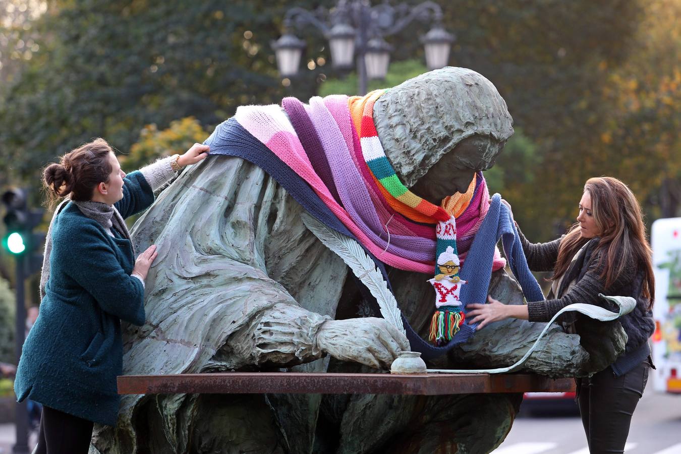 Patchwork en Oviedo. Una acción de arte urbano impulsada por la asociación de comerciantes del Oviedo Antiguo dentro del plan de comercio, que han hecho coincidir con las jornadas de pathwork que organiza la Asociación Española de Patchwork.