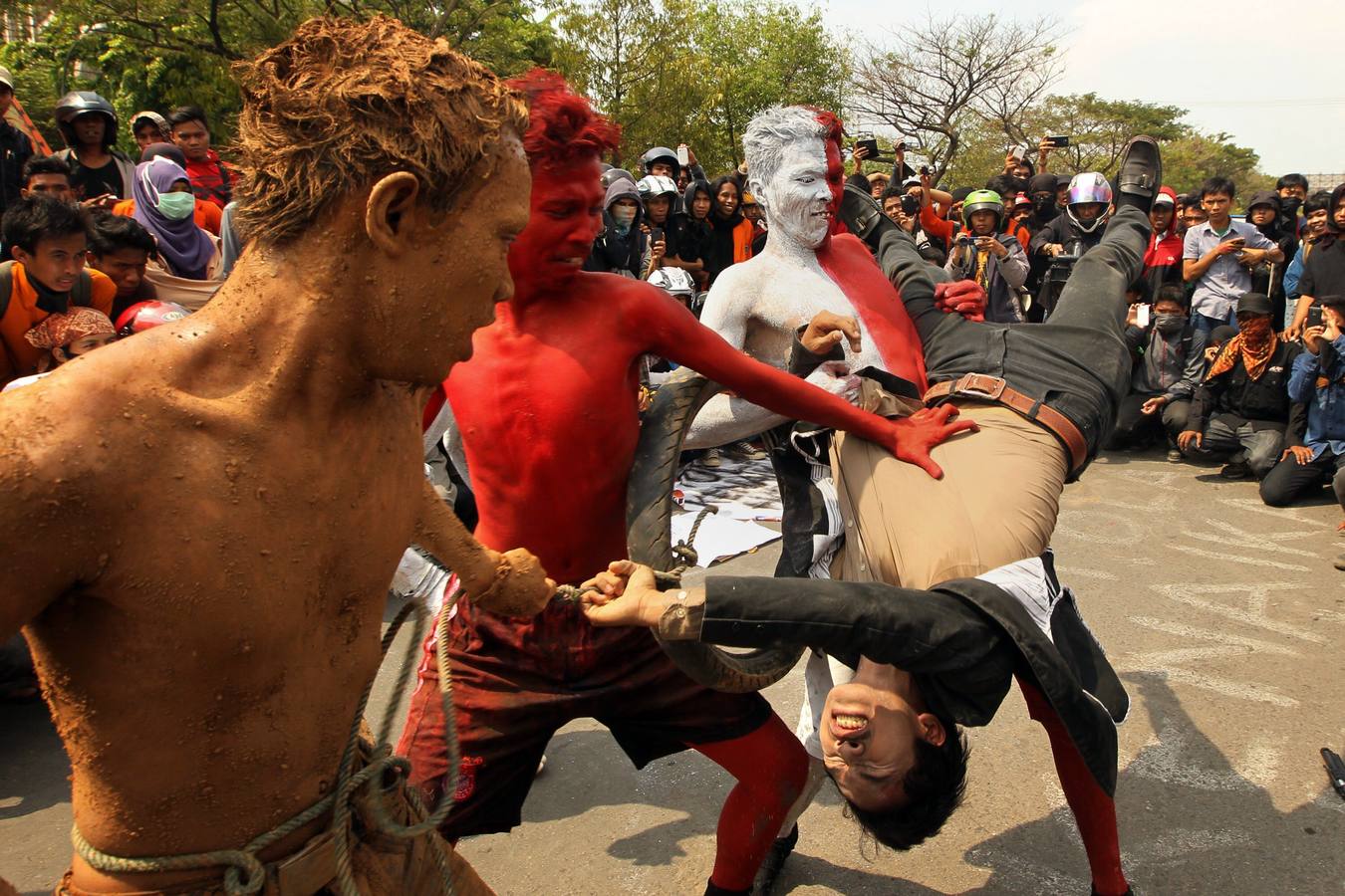 Graves enfrentamientos entre estudiantes y policía en Indonesia