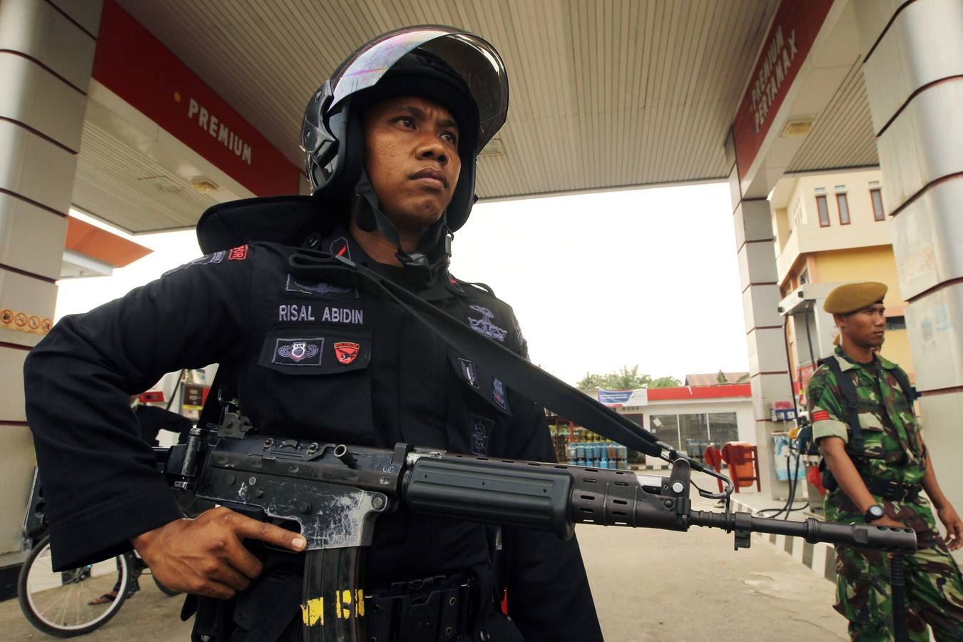 Graves enfrentamientos entre estudiantes y policía en Indonesia