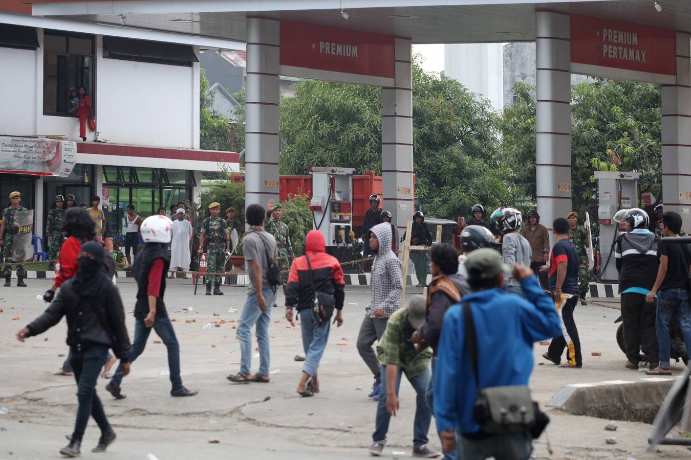 Graves enfrentamientos entre estudiantes y policía en Indonesia