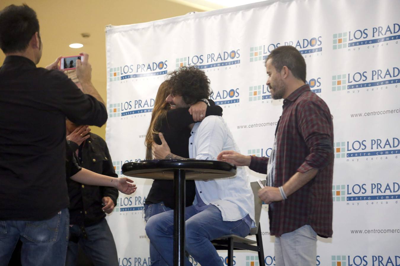 Melendi firma discos en Oviedo