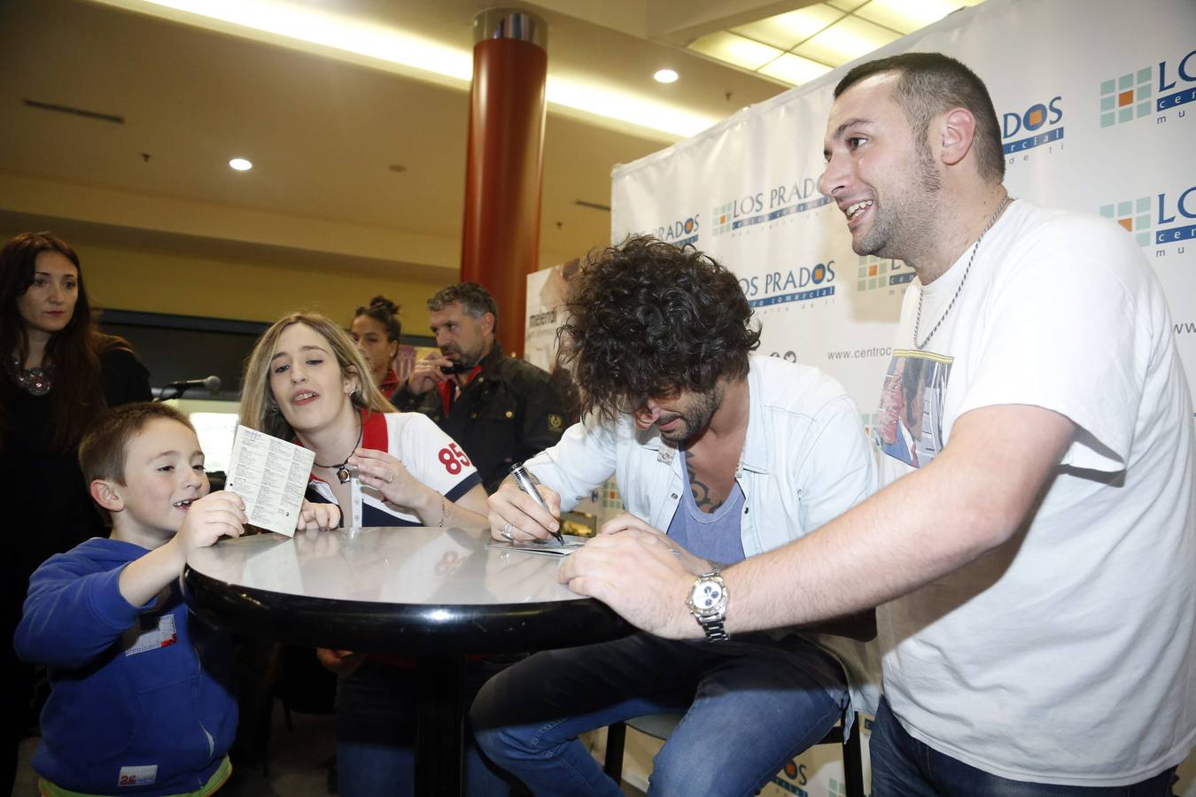 Melendi firma discos en Oviedo