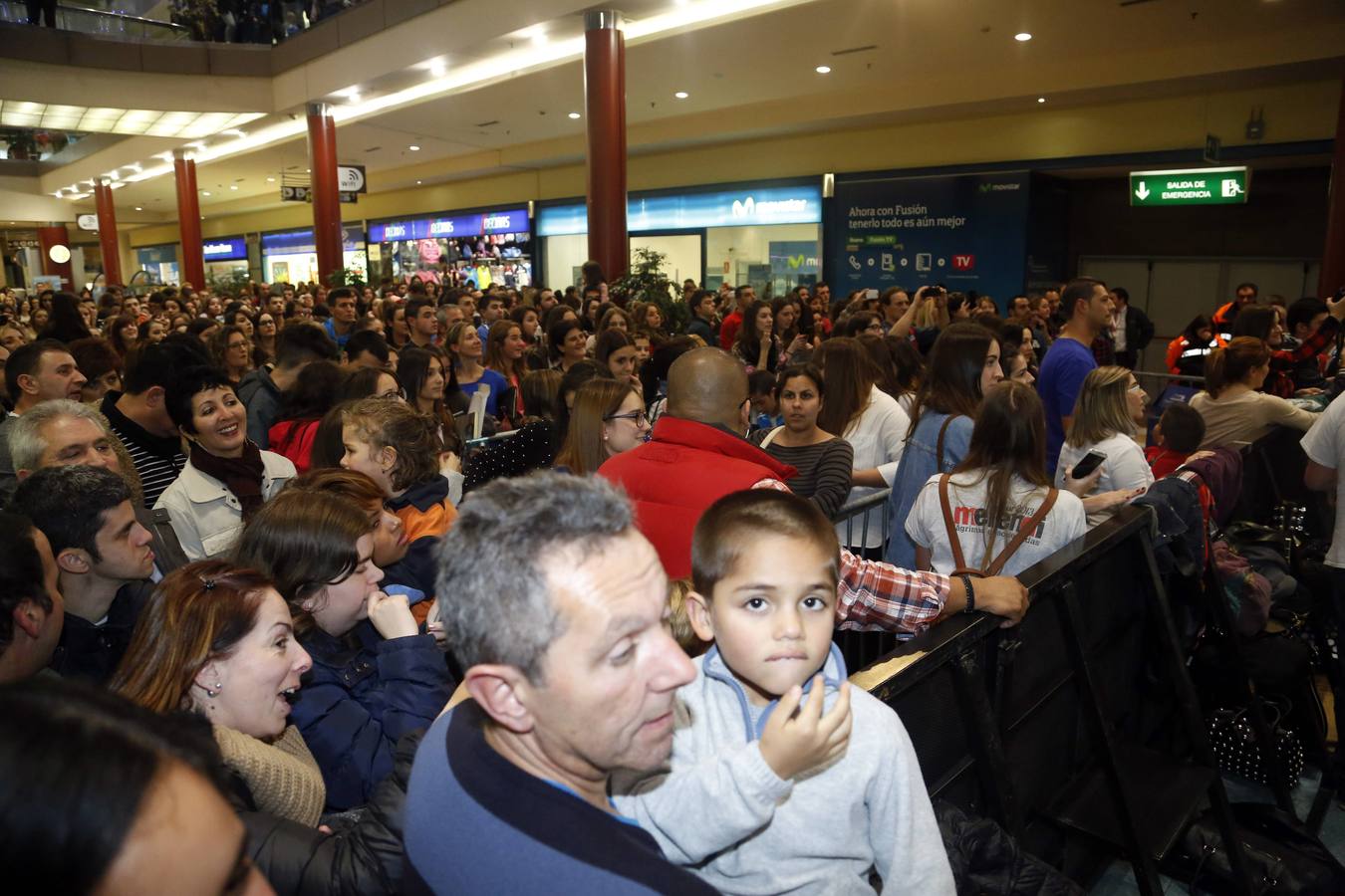 Melendi firma discos en Oviedo