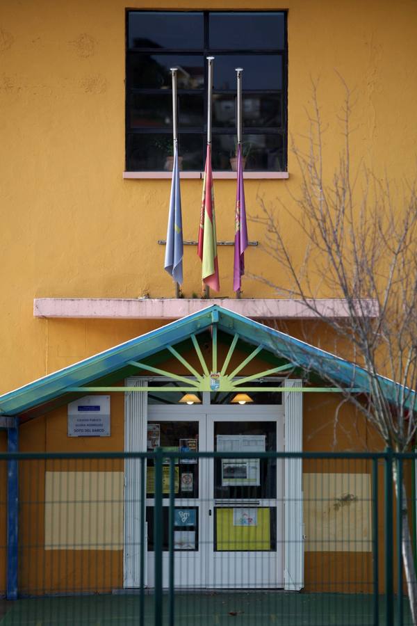 Colegio donde estudiaban Amets y Sara, con las banderas a media asta. Hoy, los compañeros de las niñas, no fueron a clase.