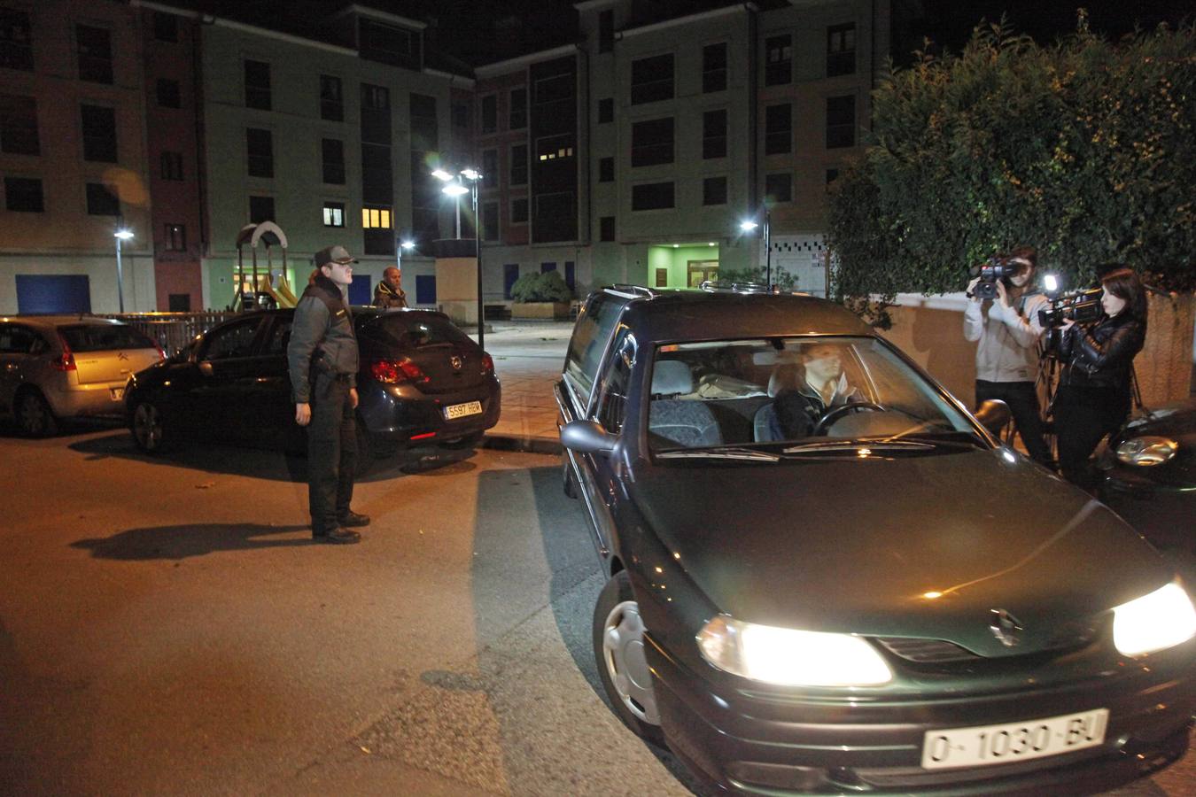 El coche fúnebre abandona la calle donde residía el padre, que se suicidó lanzándose de un viaducto.