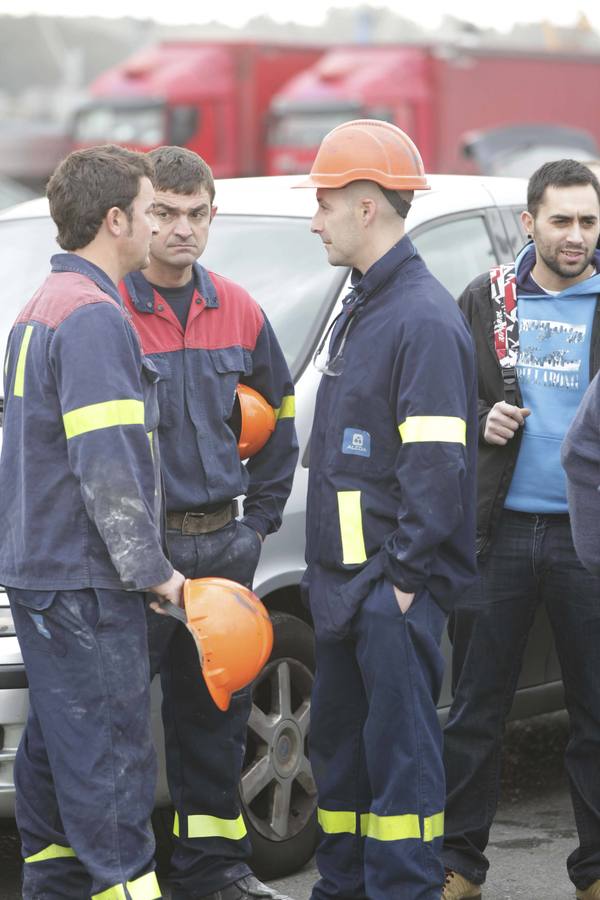 Concentración de los trabajadores de Alcoa ante el anuncio de despidos masivos