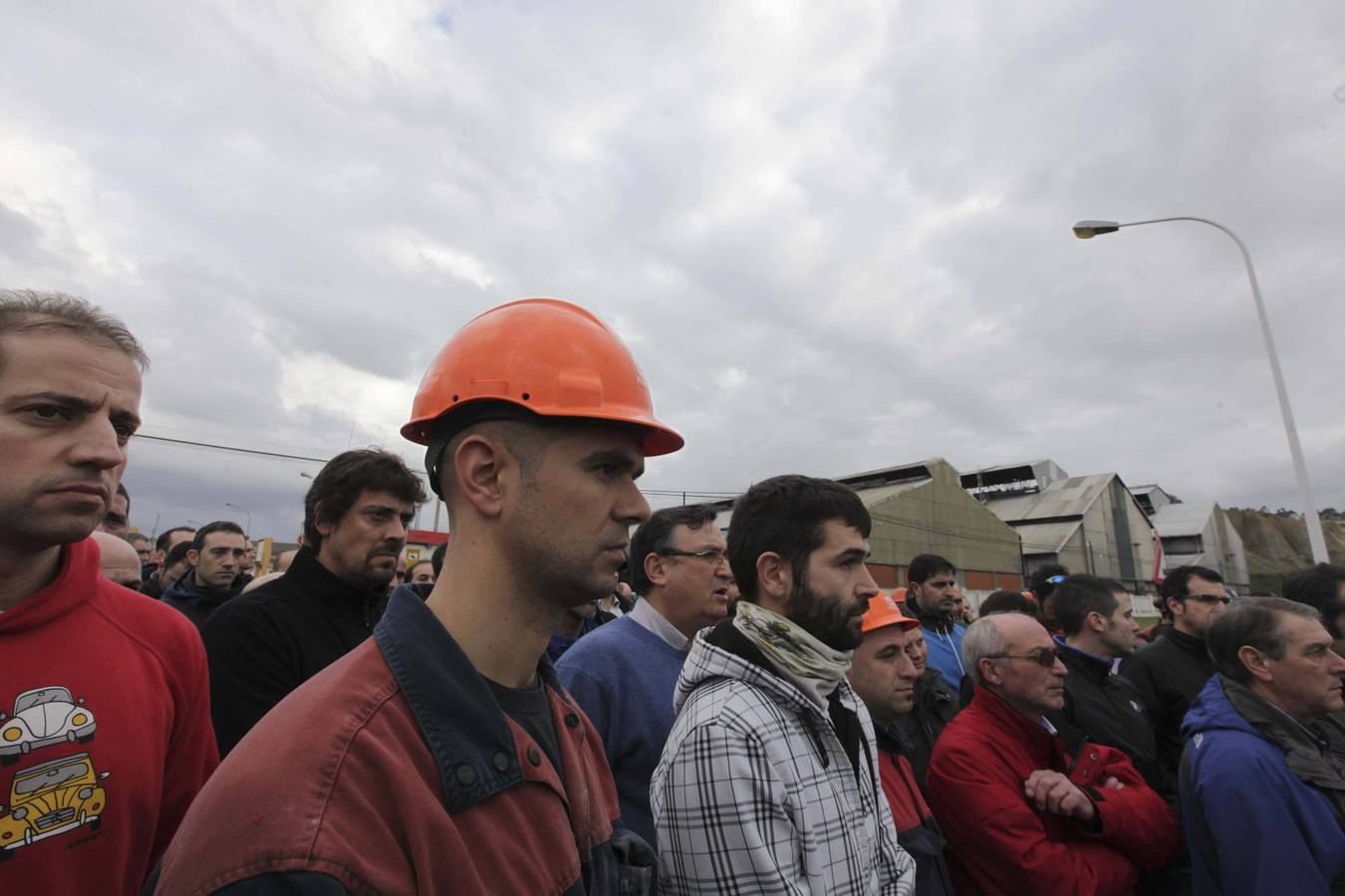 Concentración de los trabajadores de Alcoa ante el anuncio de despidos masivos