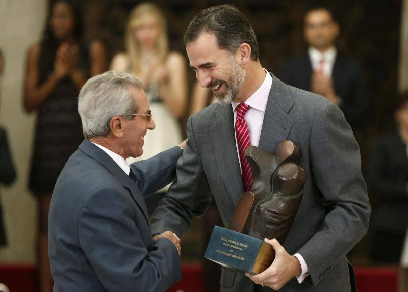 El exciclista Federico Martín Bahamontes recibe de manos del Rey Felipe VI el Premio Nacional Francisco Fernández Ochoa por su trayectoria de una vida entregada a la práctica, organización, dirección, promoción y desarrollo del Deporte.