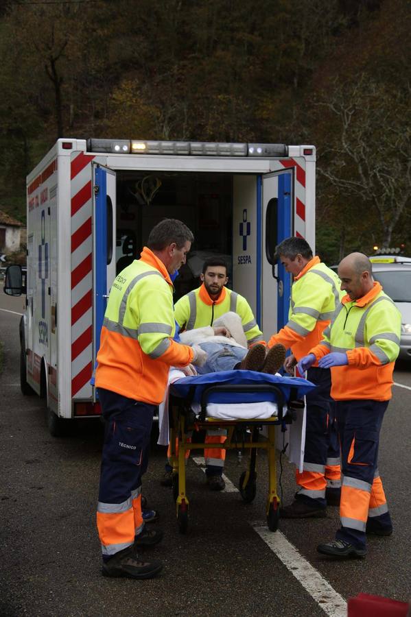 Espectacular accidente en Cangas de Onís