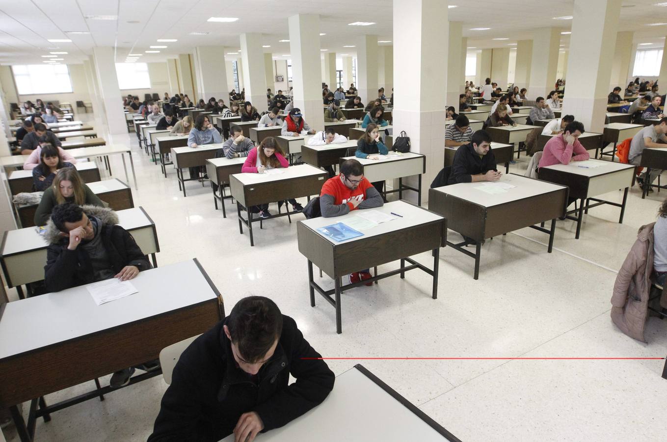 2.500 personas tratan de conseguir 52 puestos de trabajo