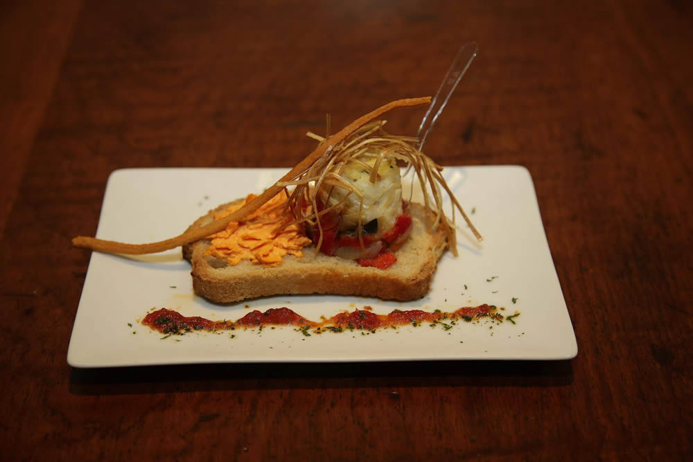 Bacalao (Acuario, de Posada). Escalibada, brandada de bacalao y mousse de pisto del piquillo con crujiente de puerros y bastón de maíz y pimentón.