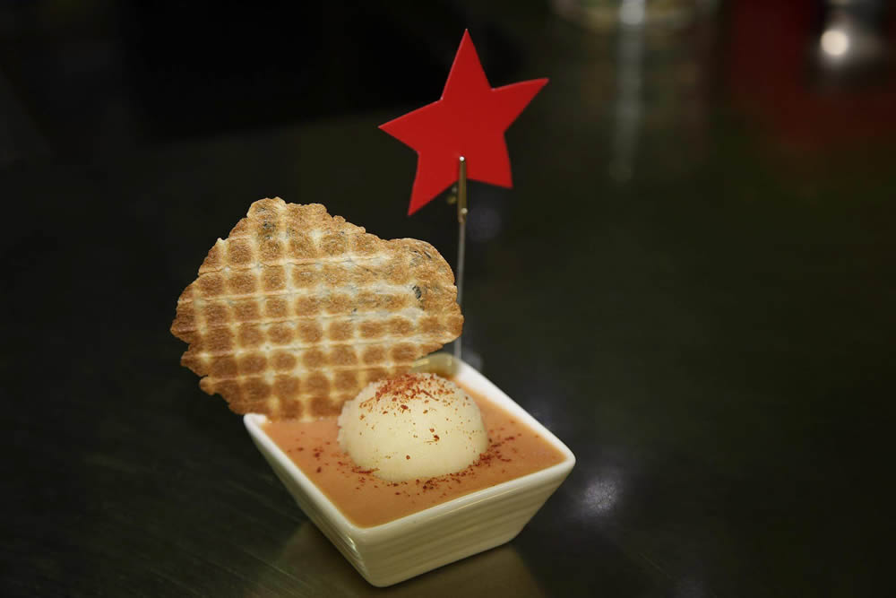 Al Andalus (Heladería Revuelta). Crema fría de gazpacho acompañada de helado de aceite de oliva, barquillo salado y polvo de jamón ibérico.