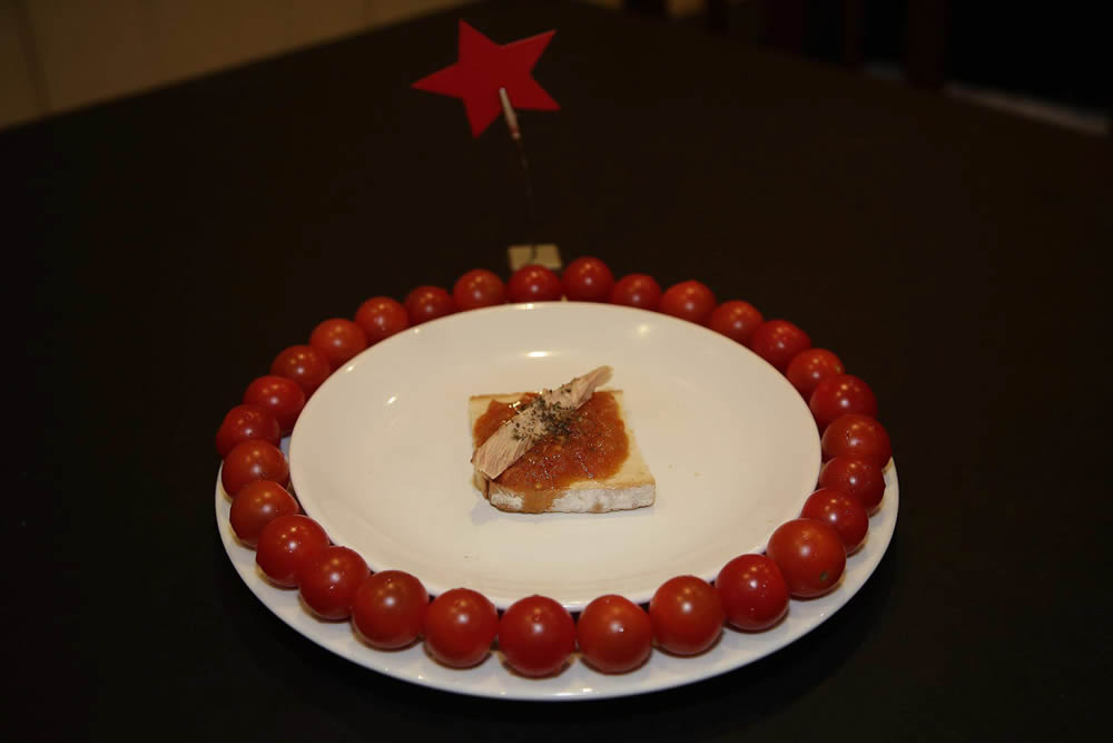 Al sur de la caleta (Vinatería La Caleta). Canapé de tomate caramelizado y melva con albahaca.