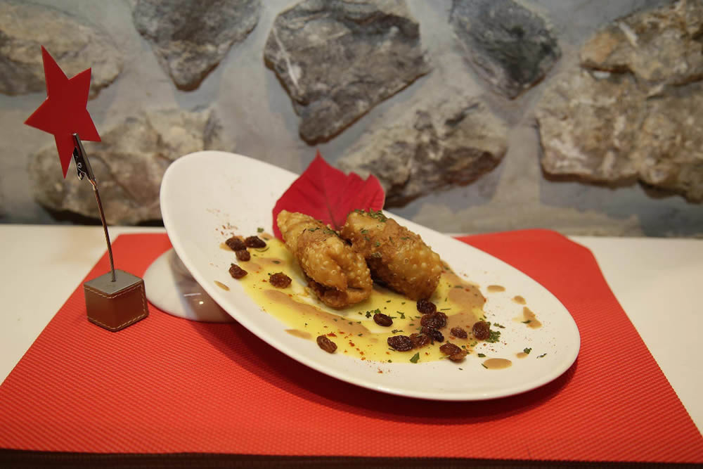 Ímpetu (vinatería La Taguara). Saquito de ternera en nogada, mocati de garrapiñadas y crema de pulientas.