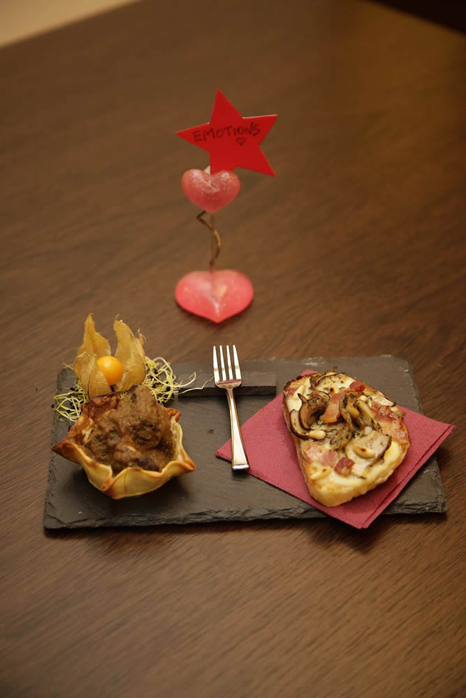 Emotions (Los italianos). Casita de pan con jabalí en salmì más tosta de pan con fondue de queso Casera, crema de boletus, piñones tostados y aroma de aceite de trufa.
