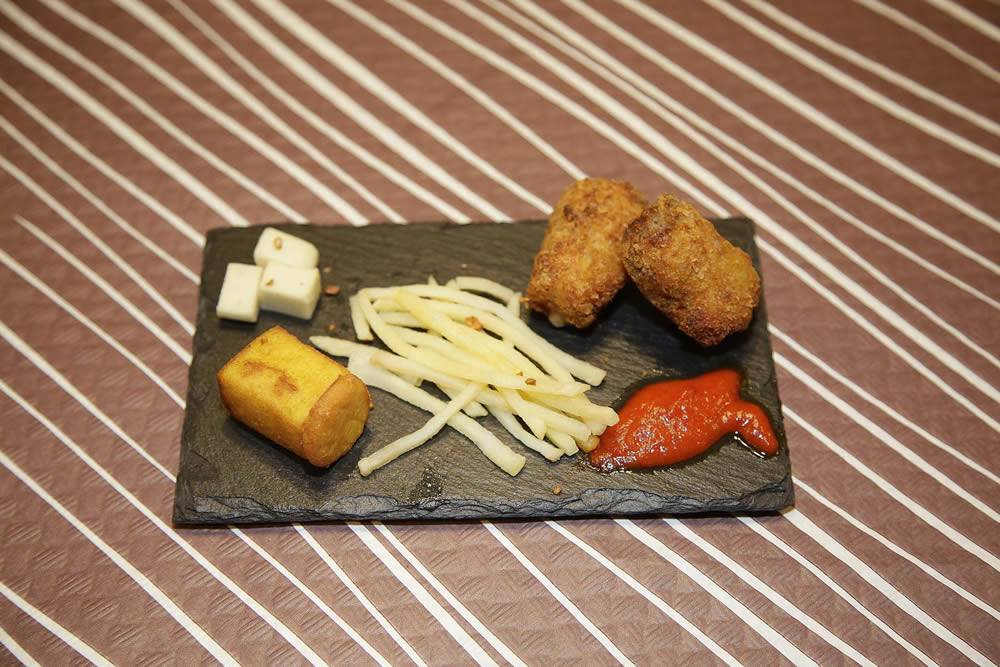 Aire de Asturias (La Bolera). Cachopinos, mini borona, queso de cabrales en gelatina, patatas con crema de pimientos y crujientes de ajo.