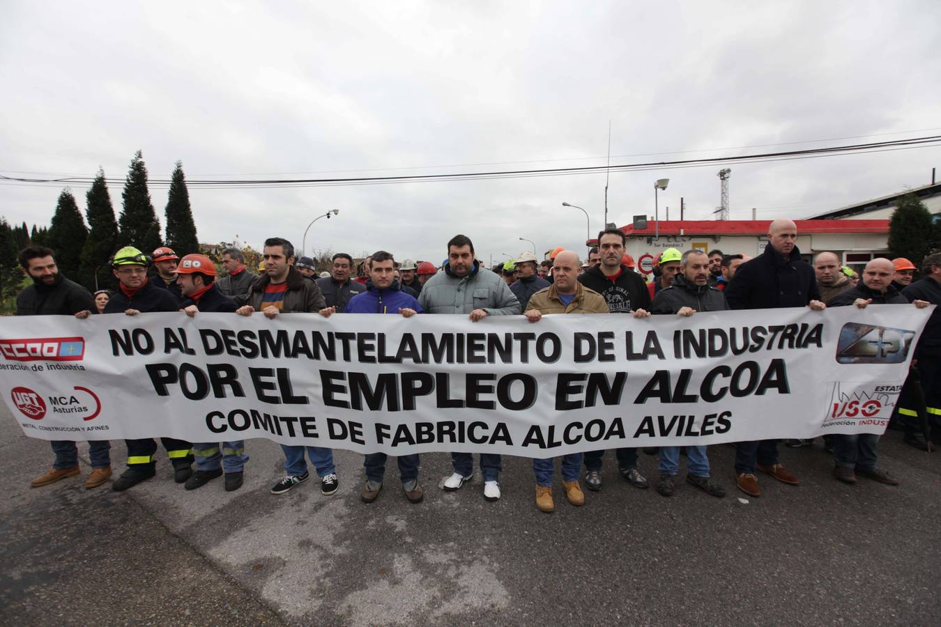 Los trabajadores de Alcoa protestan a las puertas de la fábrica