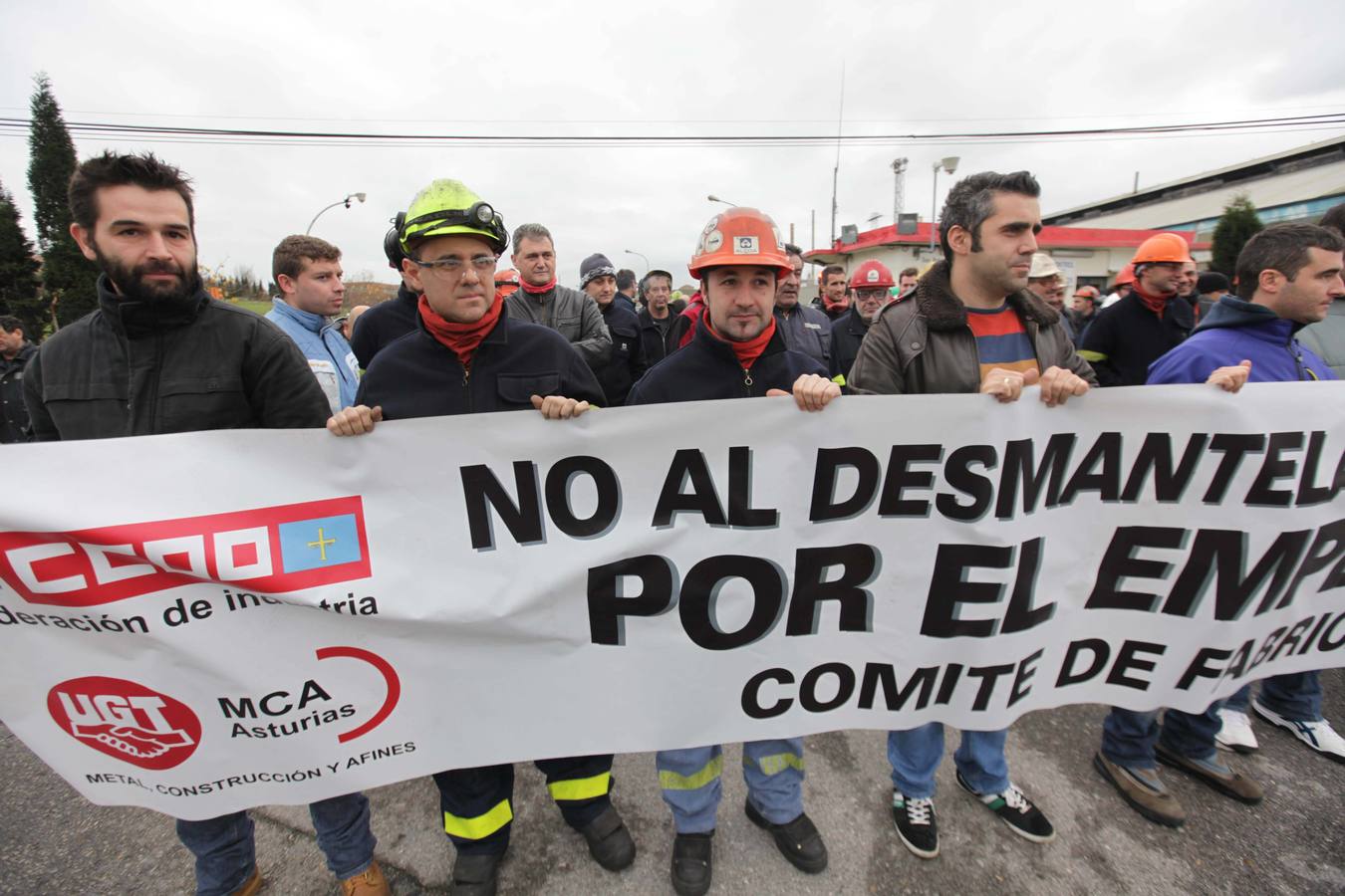 Los trabajadores de Alcoa protestan a las puertas de la fábrica