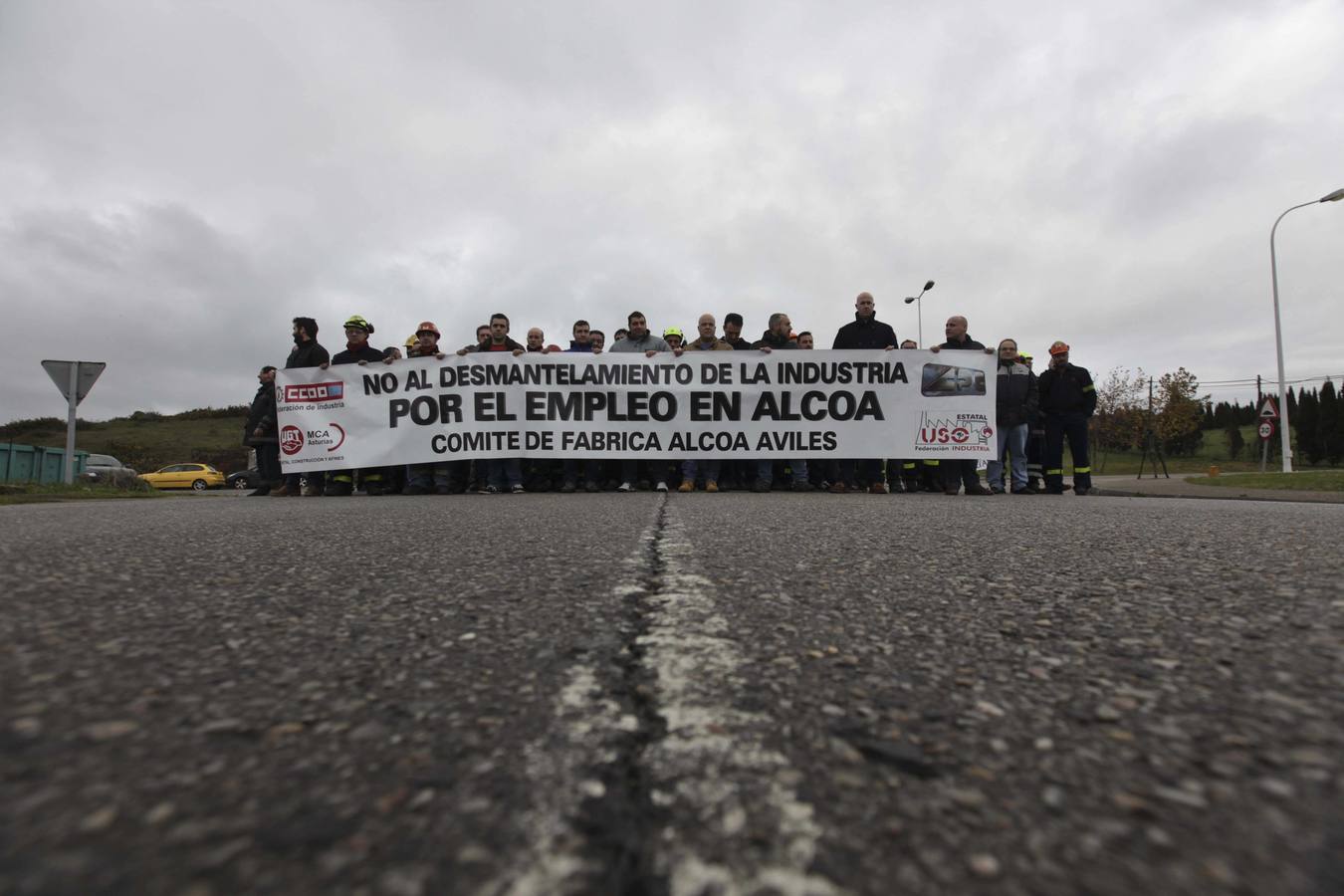 Los trabajadores de Alcoa protestan a las puertas de la fábrica