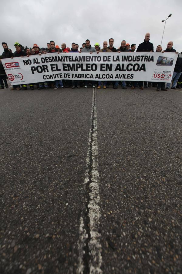 Los trabajadores de Alcoa protestan a las puertas de la fábrica