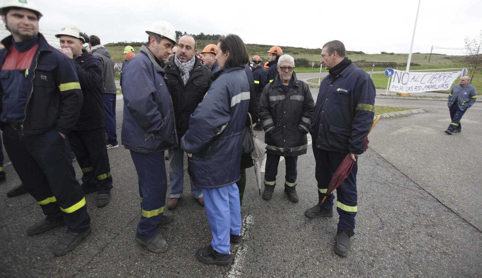 Los trabajadores de Alcoa protestan a las puertas de la fábrica