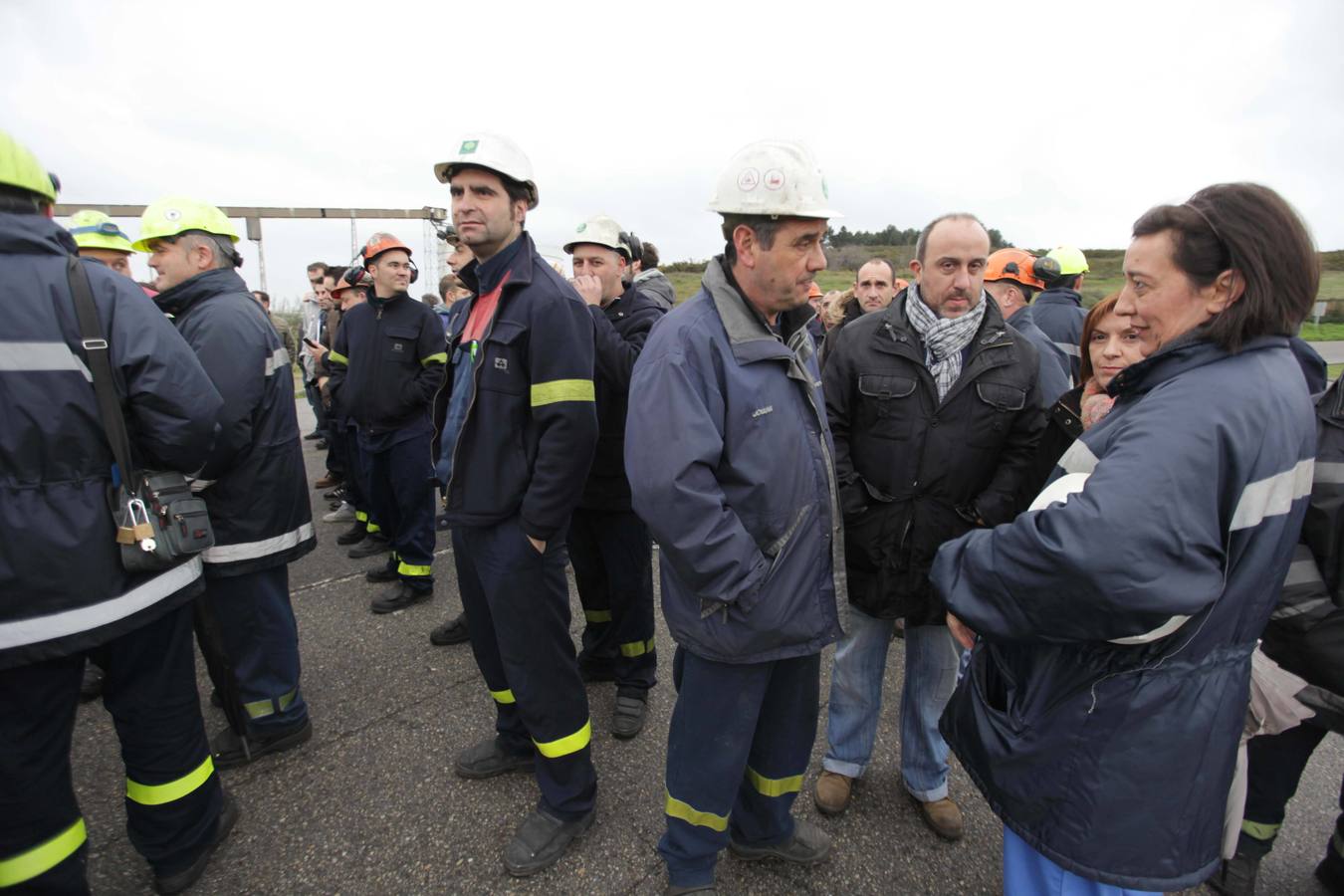 Los trabajadores de Alcoa protestan a las puertas de la fábrica