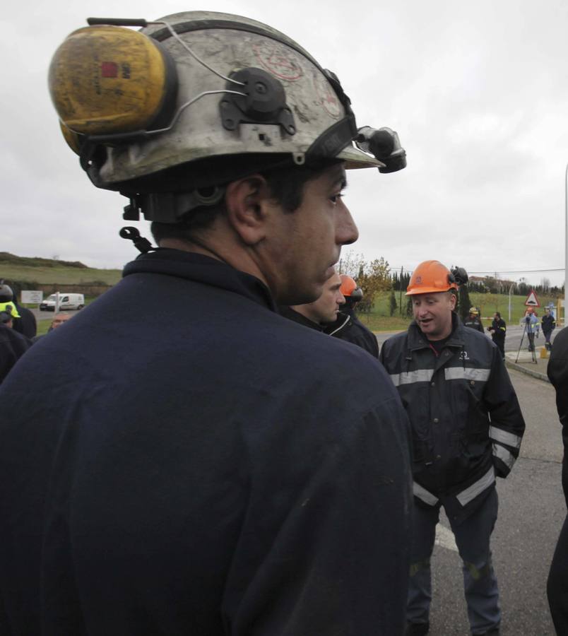 Los trabajadores de Alcoa protestan a las puertas de la fábrica